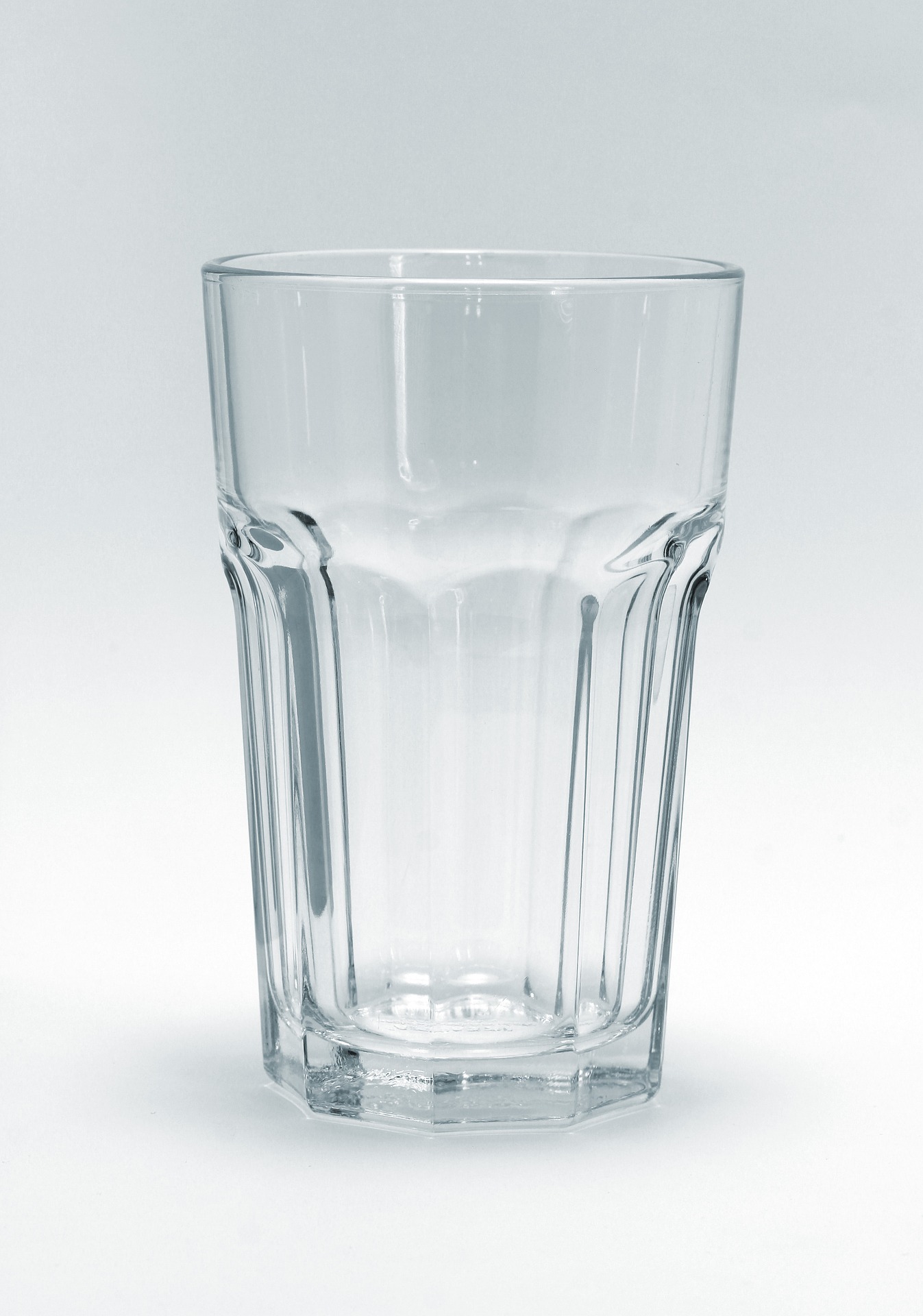 Стакан. Стакан стеклянный. Стакан воды. Стеклянный стакан гранёный. Стаканы прозрачные стеклянные.